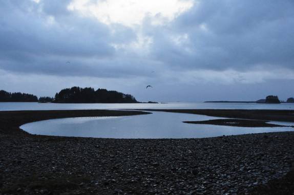 A tranquila baía em frente ao local da batalha entre russos e Tinglits, em parque de Sitka, no sudeste do Alaska